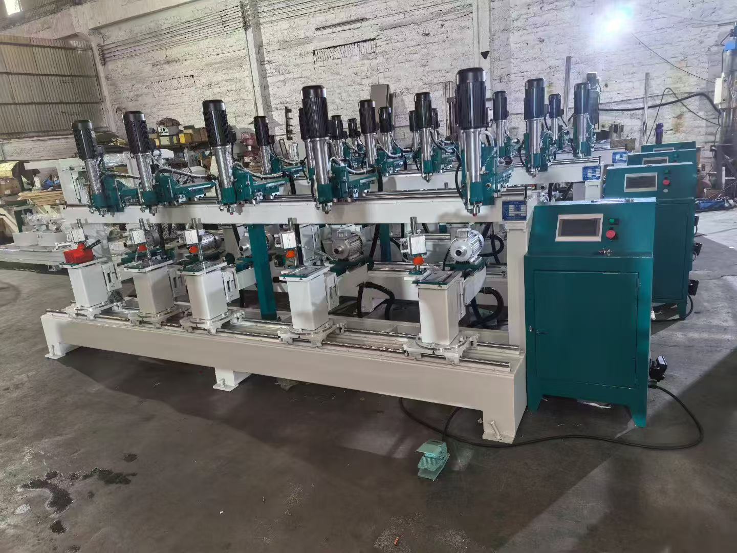 鉆孔機：正鉆，反鉆，橫貼，豎鉆，斜鉆，側鉆，手動，半自動，全自動；使用昆侖通態TPC7032Ei